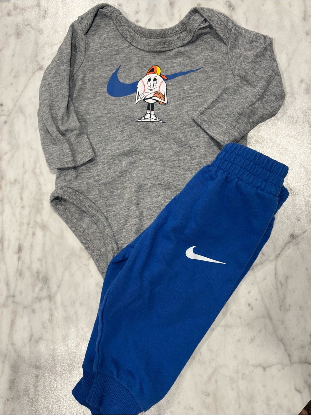 Nike Baby Grey Long Sleeve Bodysuit and Blue Jogger Pants: 3m